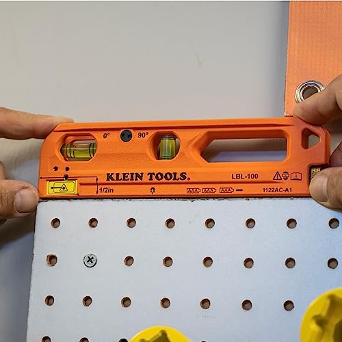 Magnetic Laser Level with Bubble Vials and Laser Line M667