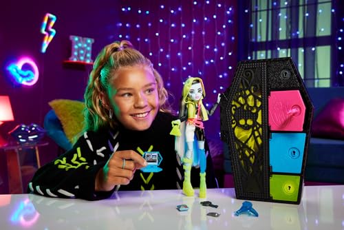 Monster High Skulltimate Secrets Neon Frights Doll with Dress-Up Locker & 19+ Surprises L666466