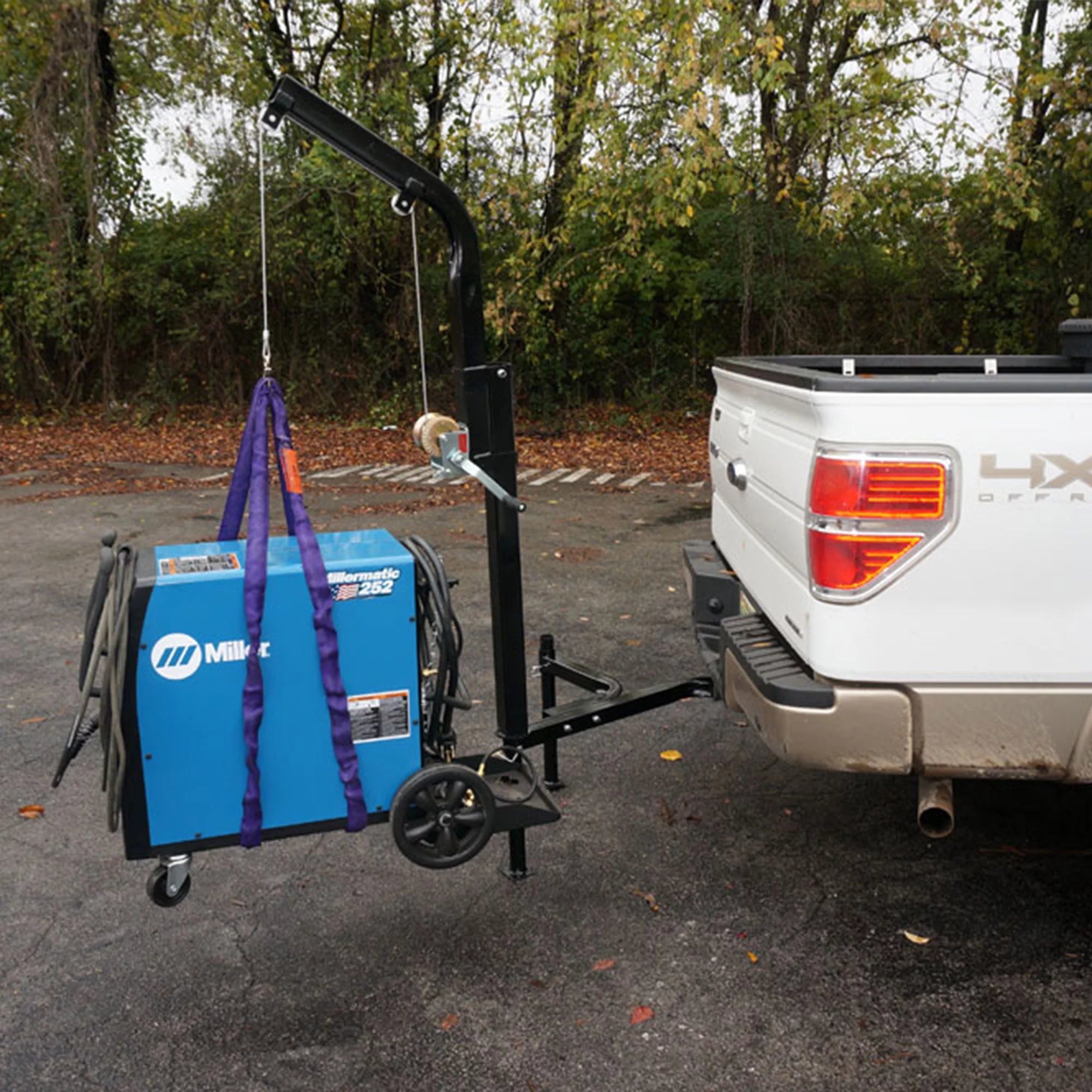 Hitch Mounted Hoist for Game M1824
