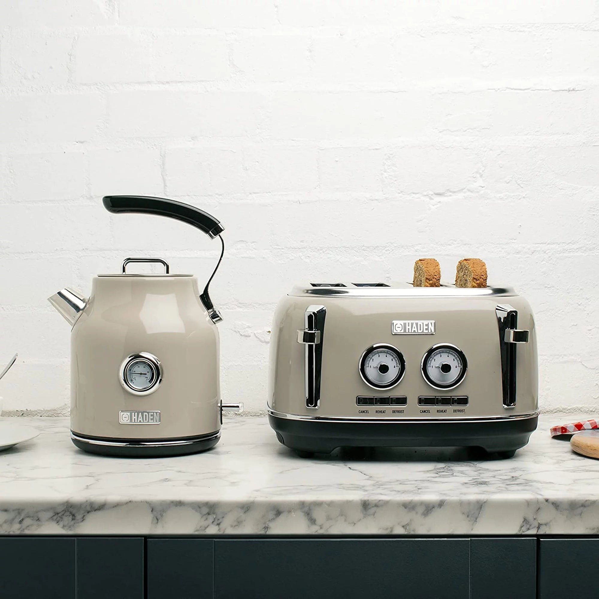 Stainless Steel Electric Kettle with 4 Slice Toaster S591526