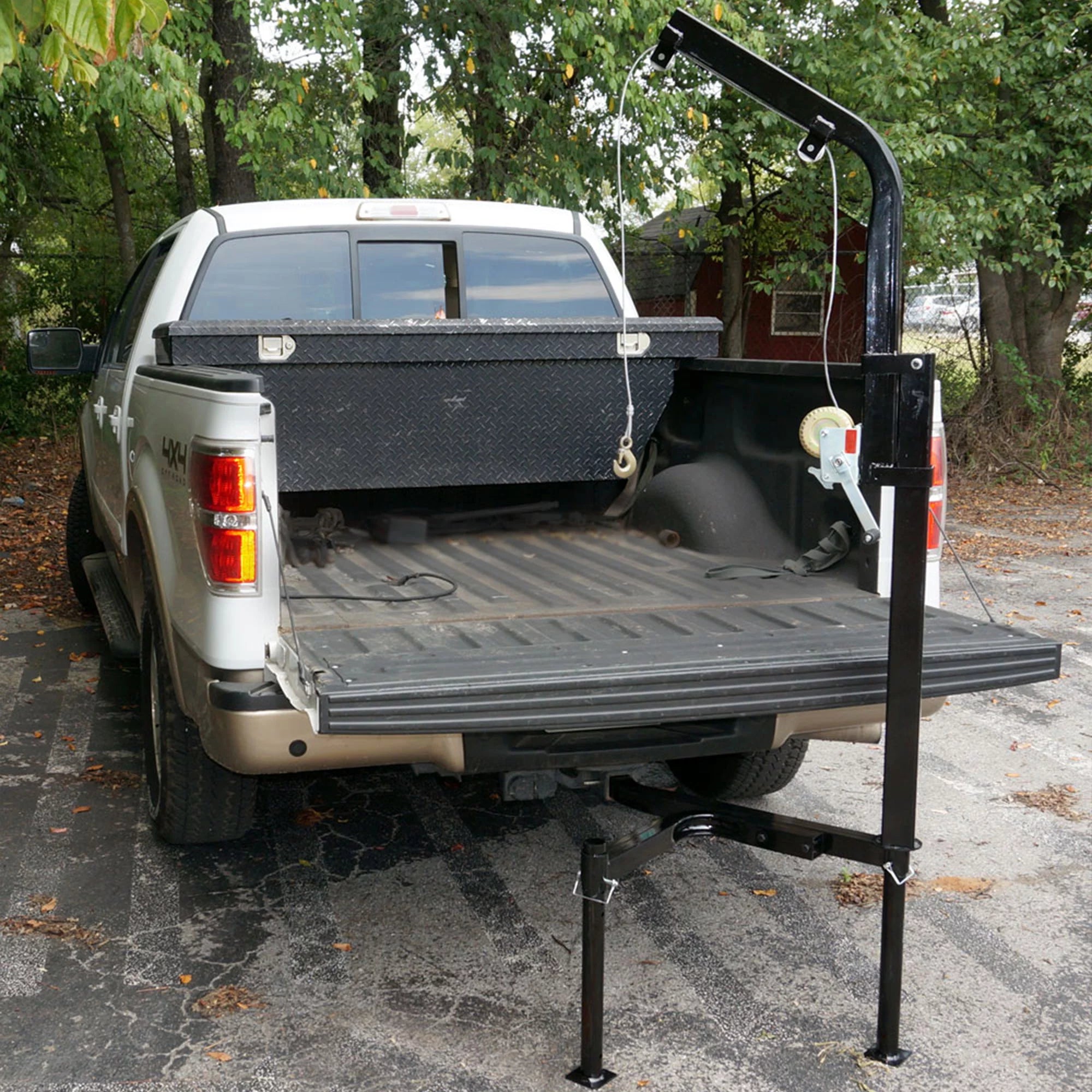 Hitch Mounted Hoist for Game M1824
