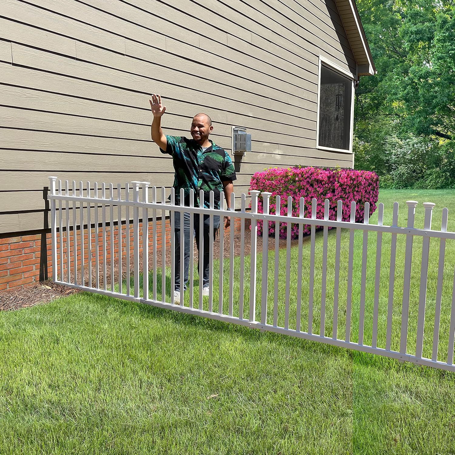 Vinyl Picket Fence with No-Dig Gate Kit S4925