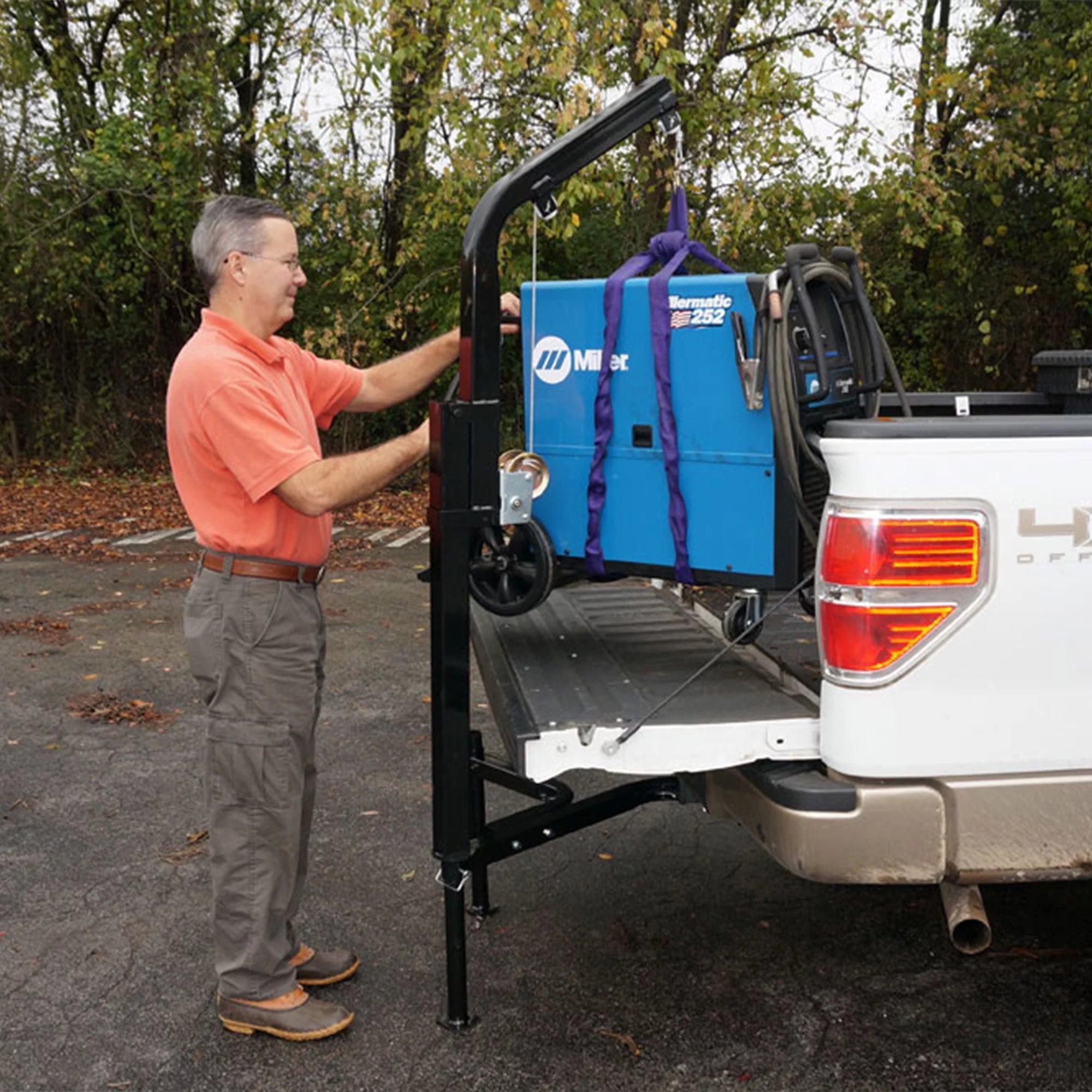Hitch Mounted Hoist for Game M1824