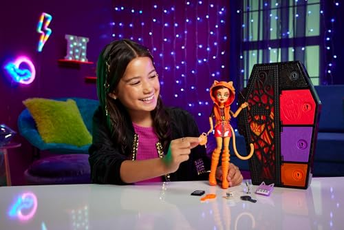 Monster High Skulltimate Secrets Neon Frights Doll with Dress-Up Locker & 19+ Surprises L666466